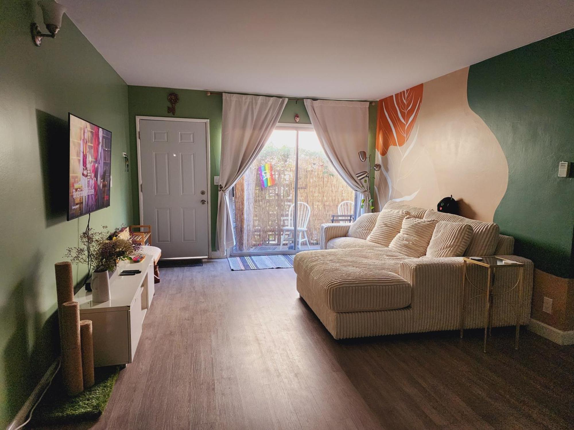 Cozy Private & Bath Central Location La *
